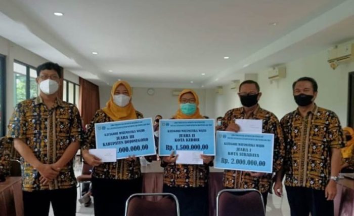 Guru Smamda Surabaya Juara 1 Lomba Penulisan Soal Matematika
